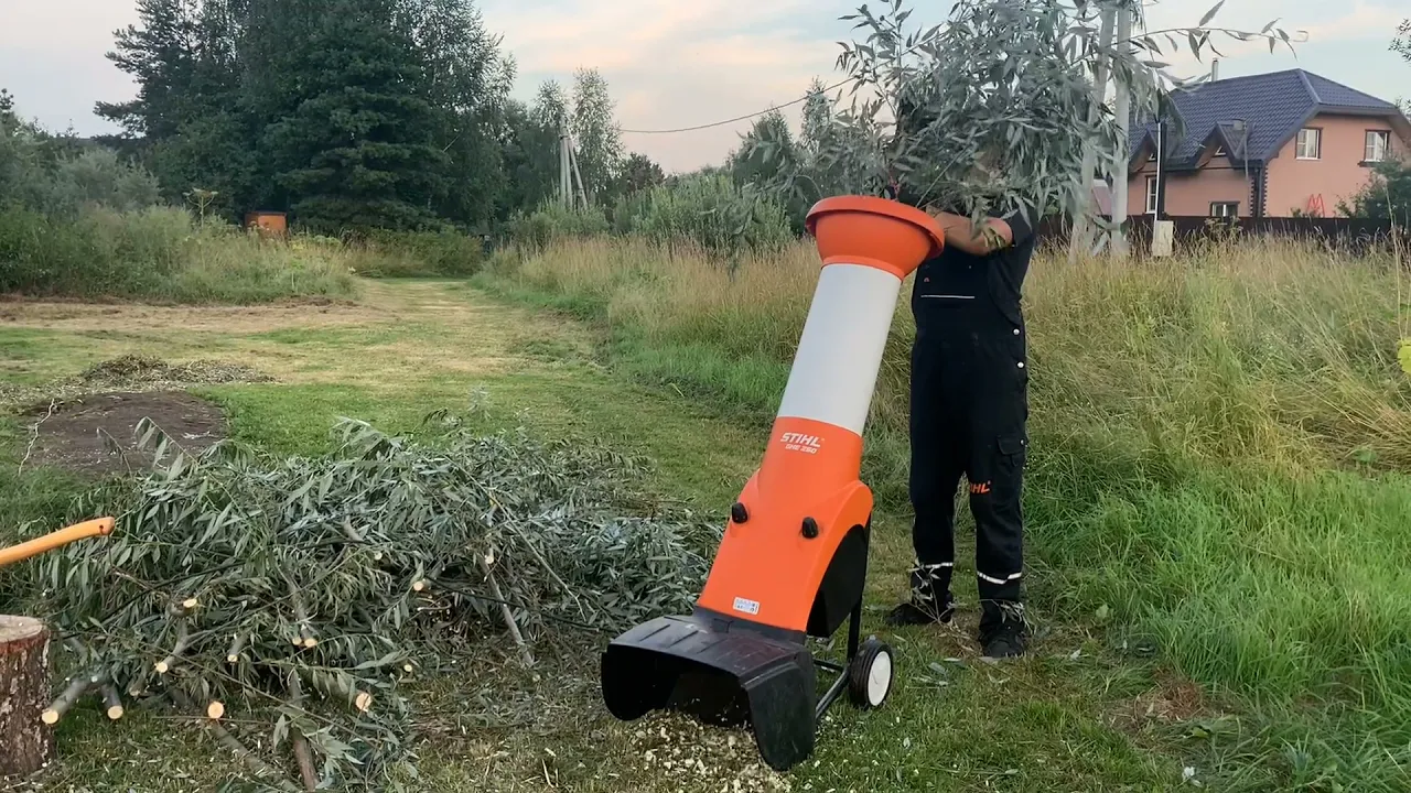 STIHL GHE 250 универсальный измельчитель веток